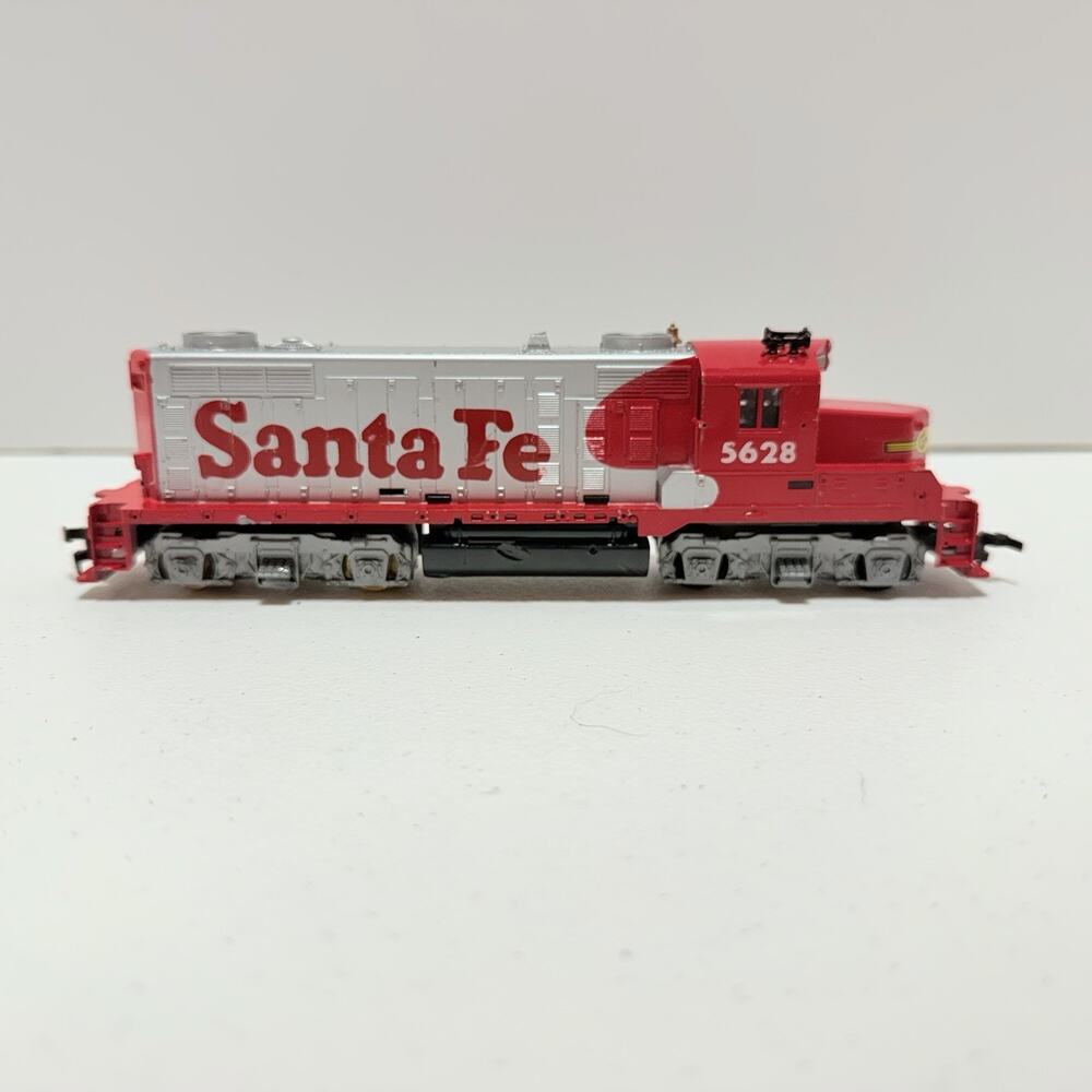 Tyco HO GP20 Diesel Locomotive, Santa Fe Train RR #5628 (Untested)